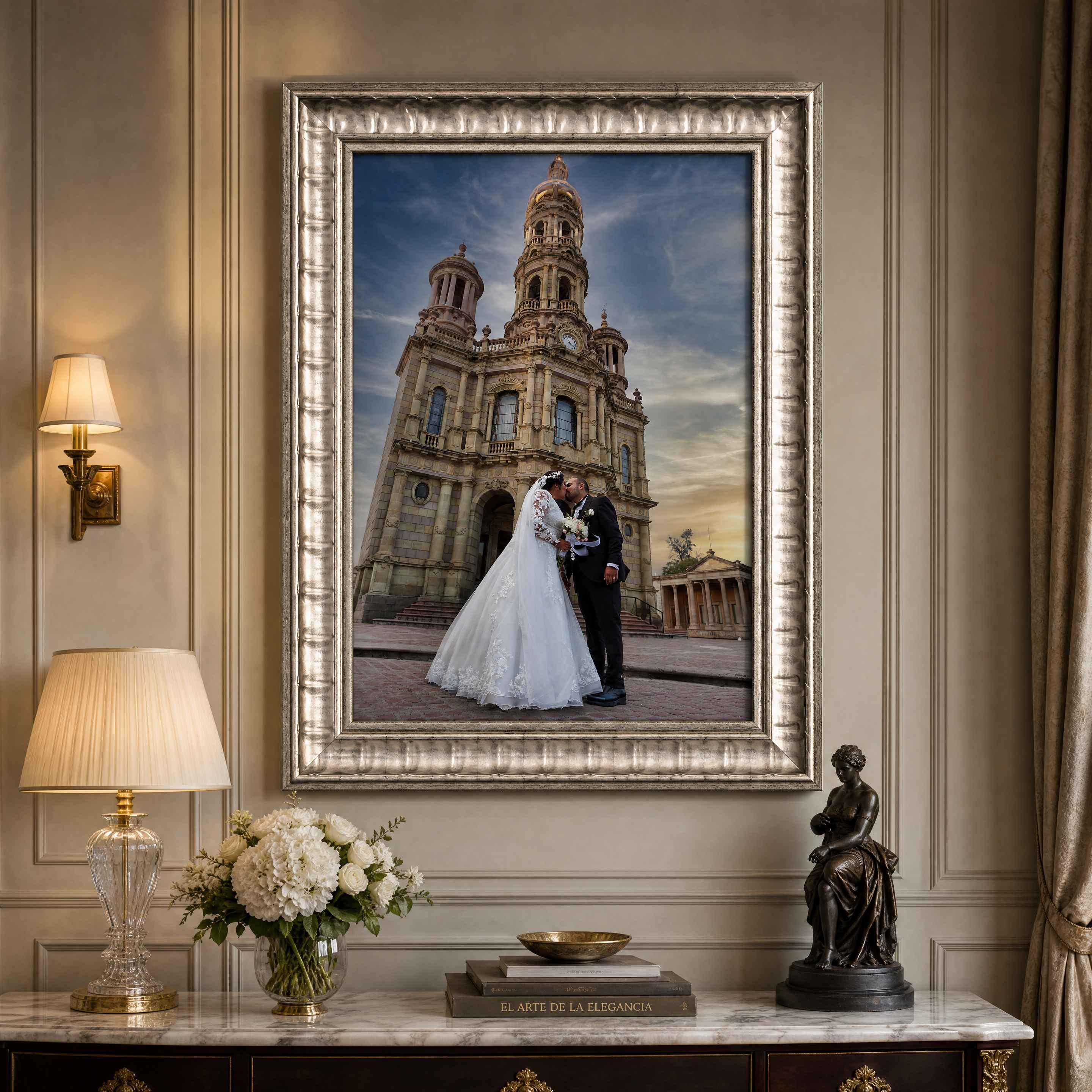 Retrato de boda enmarcado en moldura plata texturizada